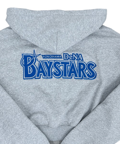 MATU:TA（マトゥータ）の「BAYSTARS CROPPED HOODIE/【野球観戦コーデ】フードパーカー クロップド丈 ショート丈 トップス 刺繍 シンプル 2カラー ブラック グレー [横浜 DeNA BAYSTARS 公式ライセンス商品]（パーカー・レディース・グレー/ブラック・FREE）」の6枚目の写真