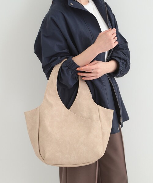 SHOO・LA・RUE(シューラルー)の「前後ポケットバルーントートバッグ(トートバッグ・レディース・ブラック/ベージュ/ブルー・00)」の2枚目の写真