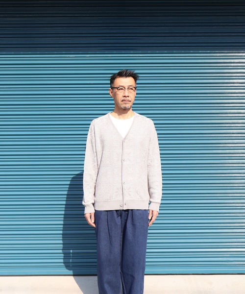 many men many mind（メニーメンメニーマインド）の「many men many mind / 綿タッチAc渡りJQD総柄Vカーデ（カーディガン/ボレロ・メンズ・ライトグレー/ブラック/ネイビー/ホワイト・LARGE/MEDIUM）」の9枚目の写真
