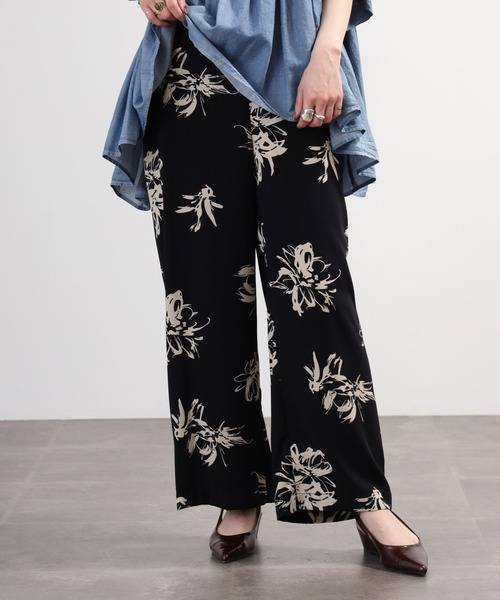 EGLANTINE(エグランティーヌ)の「EGLANTINE セットアップ対応 花柄プリントパンツ(その他パンツ・レディース・ブラック/カーキ・40)」の1枚目の写真