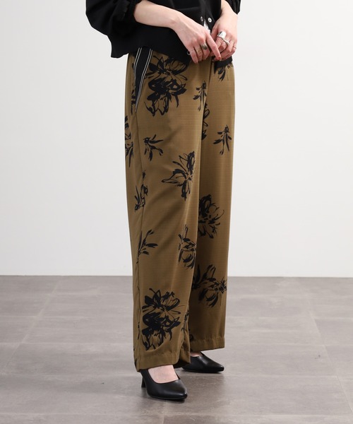 EGLANTINE(エグランティーヌ)の「EGLANTINE セットアップ対応 花柄プリントパンツ(その他パンツ・レディース・ブラック/カーキ・40)」の19枚目の写真