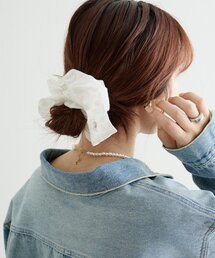 mystic（ミスティック）の「チャーム付きフラワーシュシュ（ブローチ/コサージュ）」