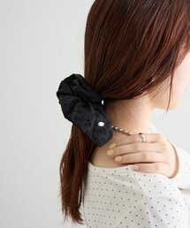 mystic（ミスティック）の「チャーム付きフラワーシュシュ（ブローチ/コサージュ）」