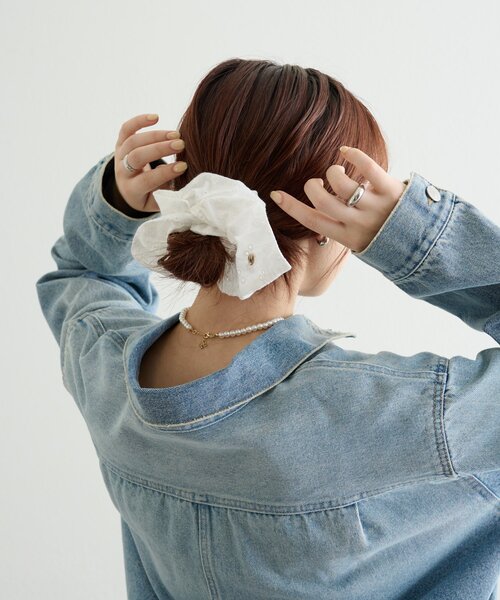 mystic(ミスティック)の「チャーム付きフラワーシュシュ(シュシュ・レディース・オフホワイト/ブラック・ONE SIZE)」の3枚目の写真