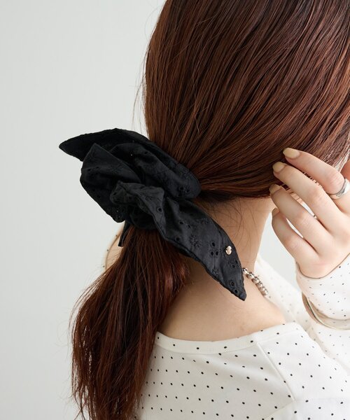 mystic(ミスティック)の「チャーム付きフラワーシュシュ(シュシュ・レディース・オフホワイト/ブラック・ONE SIZE)」の12枚目の写真