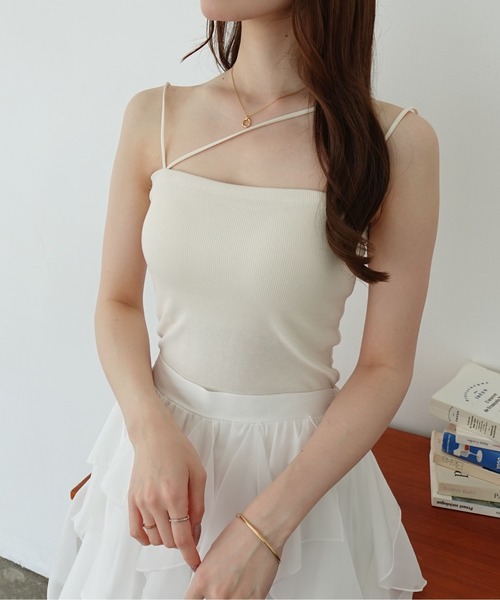 SOELA(ソエラ)の「【INGNI SOELA】アシメストラップカップ付キャミソール/WEB限定(キャミソール・レディース・ブラック/アイボリー・FREE)」の1枚目の写真