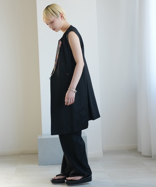 utatane(ウタタネ)の「着物リメイク maison utatane ジレ 黒艶の彩綴り(ベスト・レディース・ブラック・11号)」の10枚目の写真