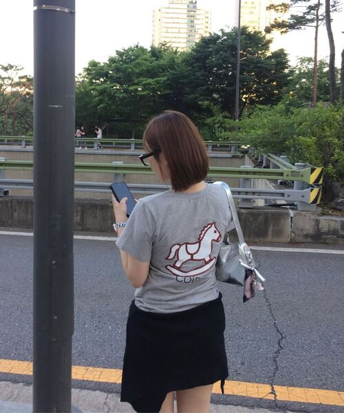 COIRIS（コイリス）の「クレヨンポニーグラフィック半袖Tシャツ（4カラー）（Tシャツ/カットソー・レディース・ライトグレー/ネイビー/ブラック/ホワイト・FREE）」の6枚目の写真