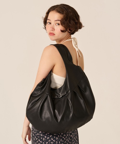TINA:JOJUN(ティーナジョジュン)の「ラウンド フォルム タック ショルダーバッグ TINA:JOJUN(ショルダーバッグ・レディース・ブラック/ピンク・150)」の9枚目の写真