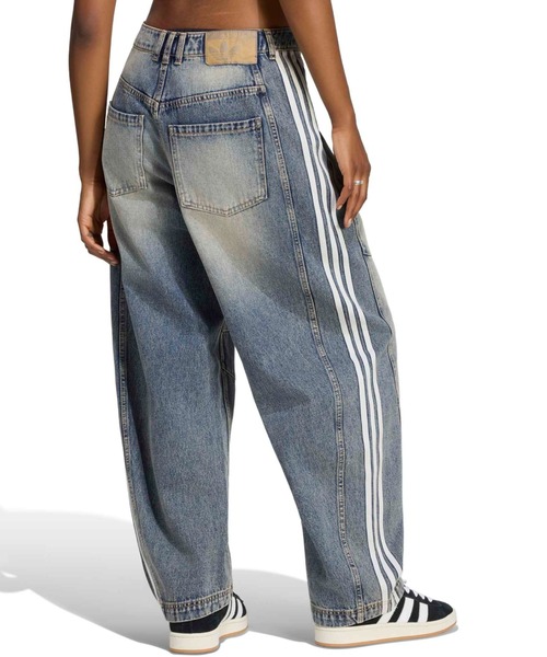 adidas(アディダス)の「adidas DENIM BARREL PANTS / アディダス デニム バレル パンツ(デニムパンツ・レディース・ライトインディゴブルー・24inch/25inch/26inch/27inch)」の3枚目の写真