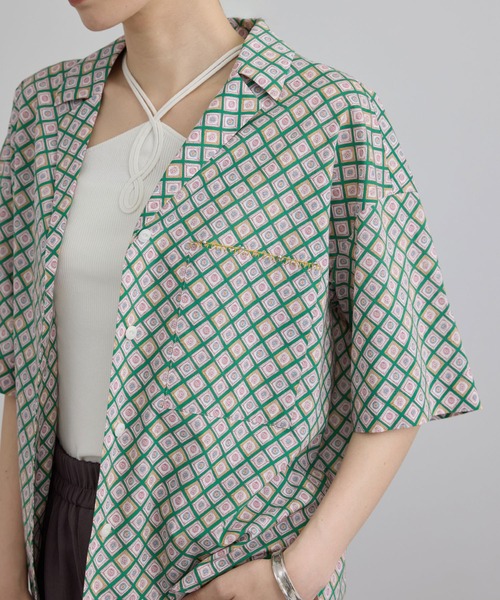 SALON adam et rope'(サロン アダム エ ロペ)の「リバティオープンカラーシャツ(シャツ/ブラウス・レディース・グリーン系その他/ブラック系その他/ブルー系その他4・FREE)」の2枚目の写真
