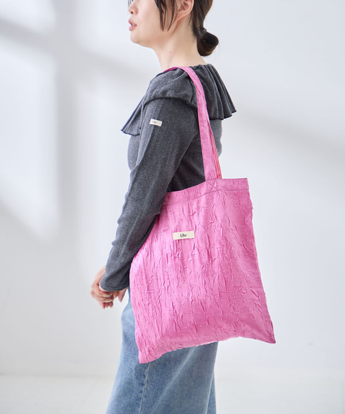 Uhr(ウーア)の「Uhr/ウーア Crush Satin Tote トートバッグ(トートバッグ・レディース・シルバー/ネイビー/ピンク・FREE)」の2枚目の写真