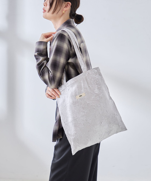 Uhr(ウーア)の「Uhr/ウーア Crush Satin Tote トートバッグ(トートバッグ・レディース・シルバー/ネイビー/ピンク・FREE)」の6枚目の写真