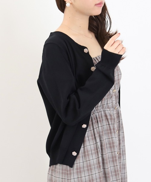 ASTORIA ODIER（アストリアオディール）の「パールビジューボタン長袖カーディガン(UVカット/冷房対策/ウォッシャブル)（カーディガン/ボレロ・レディース・ネイビー/ワイン/ブラウン/ブラック・MEDIUM/LARGE）」の6枚目の写真