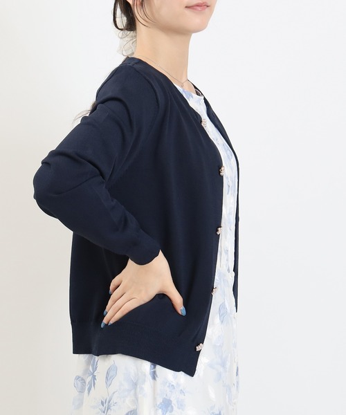 ASTORIA ODIER（アストリアオディール）の「パールビジューボタン長袖カーディガン(UVカット/冷房対策/ウォッシャブル)（カーディガン/ボレロ・レディース・ネイビー/ワイン/ブラウン/ブラック・MEDIUM/LARGE）」の16枚目の写真