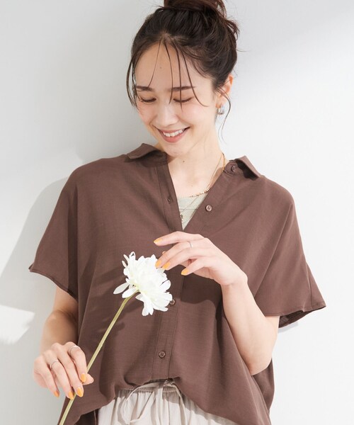SHOO・LA・RUE(シューラルー)の「【ひんやり/UV】ほんのりシアーで上品な バックギャザーブラウス(シャツ/ブラウス・レディース・イエロー系その他/ブラック/ライトブルー/ダークブラウン・00)」の2枚目の写真