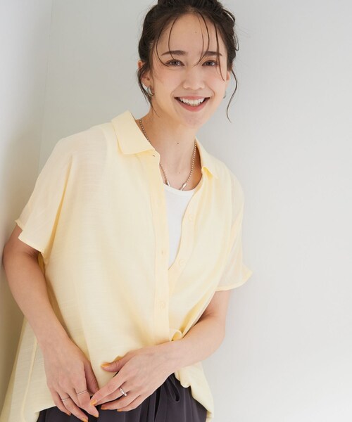 SHOO・LA・RUE(シューラルー)の「【ひんやり/UV】ほんのりシアーで上品な バックギャザーブラウス(シャツ/ブラウス・レディース・イエロー系その他/ブラック/ライトブルー/ダークブラウン・00)」の4枚目の写真