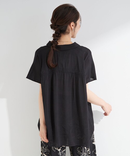 SHOO・LA・RUE(シューラルー)の「【ひんやり/UV】ほんのりシアーで上品な バックギャザーブラウス(シャツ/ブラウス・レディース・イエロー系その他/ブラック/ライトブルー/ダークブラウン・00)」の12枚目の写真