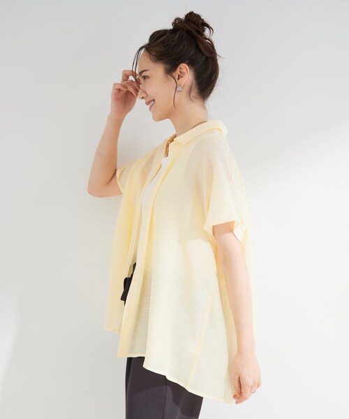 SHOO・LA・RUE(シューラルー)の「【ひんやり/UV】ほんのりシアーで上品な バックギャザーブラウス(シャツ/ブラウス・レディース・イエロー系その他/ブラック/ライトブルー/ダークブラウン・00)」の5枚目の写真