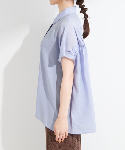 SHOO・LA・RUE(シューラルー)の「【ひんやり/UV】ほんのりシアーで上品な バックギャザーブラウス(シャツ/ブラウス・レディース・イエロー系その他/ブラック/ライトブルー/ダークブラウン・00)」の11枚目の写真