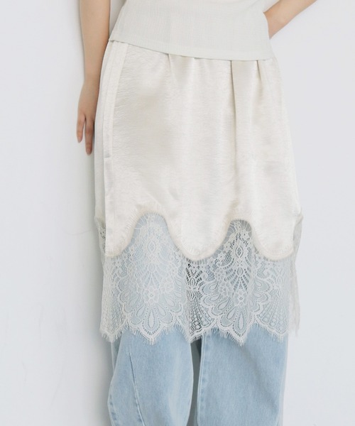 cheriella(シェリエラ)の「【cheriella】サテンレースミディスカート SATIN LACE MIDI SKIRT(スカート・レディース・ブラック/アイボリー・FREE)」の2枚目の写真
