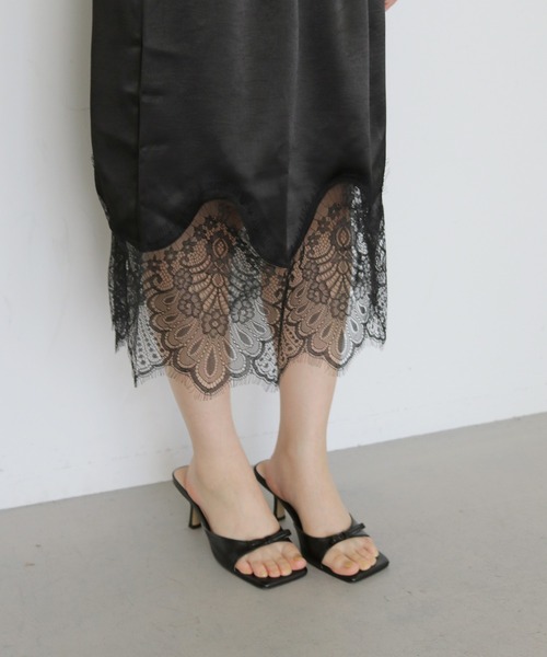 cheriella(シェリエラ)の「【cheriella】サテンレースミディスカート SATIN LACE MIDI SKIRT(スカート・レディース・ブラック/アイボリー・FREE)」の1枚目の写真