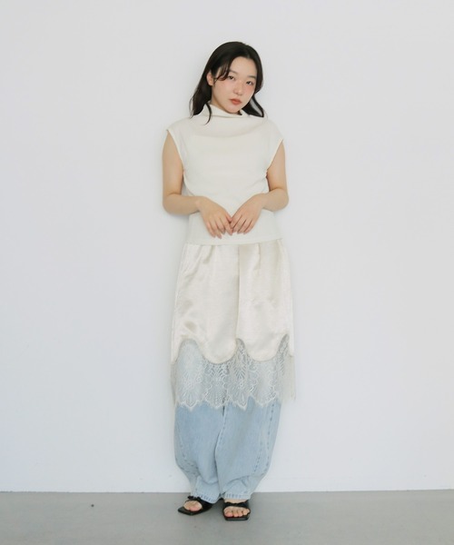 cheriella(シェリエラ)の「【cheriella】サテンレースミディスカート SATIN LACE MIDI SKIRT(スカート・レディース・ブラック/アイボリー・FREE)」の6枚目の写真