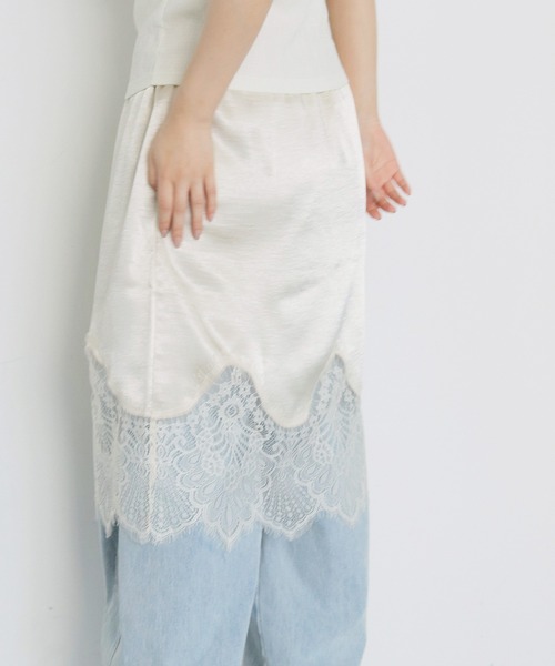 cheriella(シェリエラ)の「【cheriella】サテンレースミディスカート SATIN LACE MIDI SKIRT(スカート・レディース・ブラック/アイボリー・FREE)」の7枚目の写真