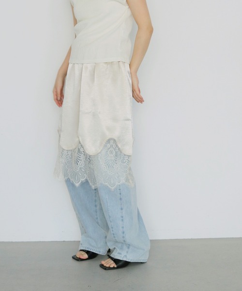 cheriella(シェリエラ)の「【cheriella】サテンレースミディスカート SATIN LACE MIDI SKIRT(スカート・レディース・ブラック/アイボリー・FREE)」の8枚目の写真