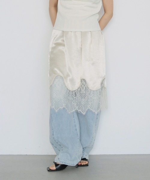 cheriella(シェリエラ)の「【cheriella】サテンレースミディスカート SATIN LACE MIDI SKIRT(スカート・レディース・ブラック/アイボリー・FREE)」の3枚目の写真