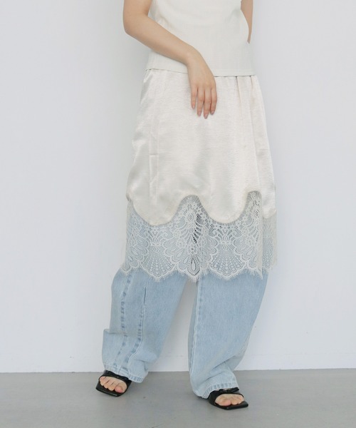 cheriella(シェリエラ)の「【cheriella】サテンレースミディスカート SATIN LACE MIDI SKIRT(スカート・レディース・ブラック/アイボリー・FREE)」の9枚目の写真