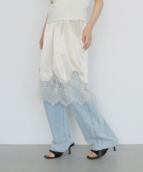 cheriella(シェリエラ)の「【cheriella】サテンレースミディスカート SATIN LACE MIDI SKIRT(スカート・レディース・ブラック/アイボリー・FREE)」の4枚目の写真