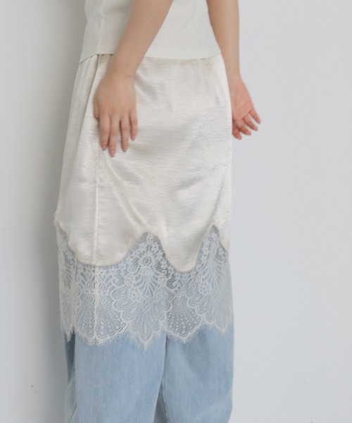 cheriella(シェリエラ)の「【cheriella】サテンレースミディスカート SATIN LACE MIDI SKIRT(スカート・レディース・ブラック/アイボリー・FREE)」の5枚目の写真