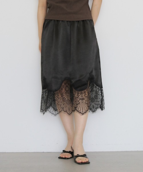 cheriella(シェリエラ)の「【cheriella】サテンレースミディスカート SATIN LACE MIDI SKIRT(スカート・レディース・ブラック/アイボリー・FREE)」の19枚目の写真