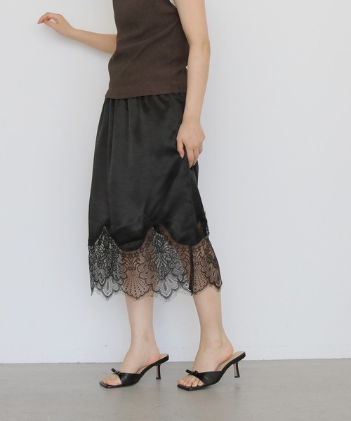 cheriella(シェリエラ)の「【cheriella】サテンレースミディスカート SATIN LACE MIDI SKIRT(スカート・レディース・ブラック/アイボリー・FREE)」の20枚目の写真