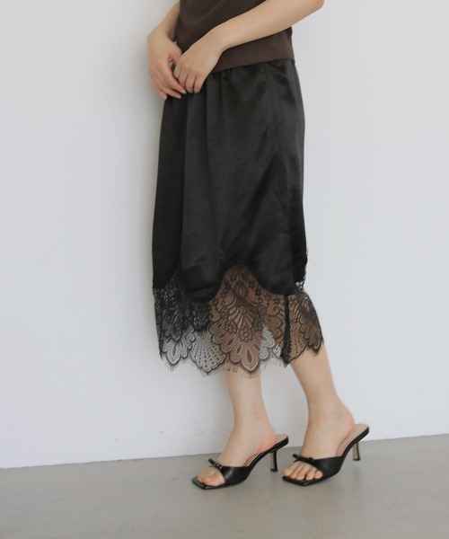 cheriella(シェリエラ)の「【cheriella】サテンレースミディスカート SATIN LACE MIDI SKIRT(スカート・レディース・ブラック/アイボリー・FREE)」の21枚目の写真