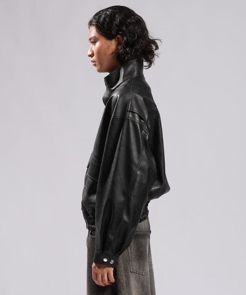 RAGEBLUE（レイジブルー）の「SYNTHETIC LEATHER  STAND NECK BOMBER JACKET/シンセティックレザースタンドネックボンバーブルゾン（ブルゾン・メンズ・ブラック・MEDIUM/LARGE）」の15枚目の写真