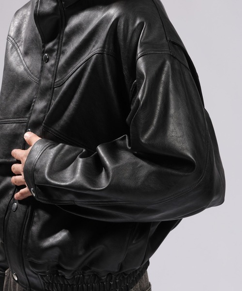 RAGEBLUE（レイジブルー）の「SYNTHETIC LEATHER  STAND NECK BOMBER JACKET/シンセティックレザースタンドネックボンバーブルゾン（ブルゾン・メンズ・ブラック・MEDIUM/LARGE）」の19枚目の写真