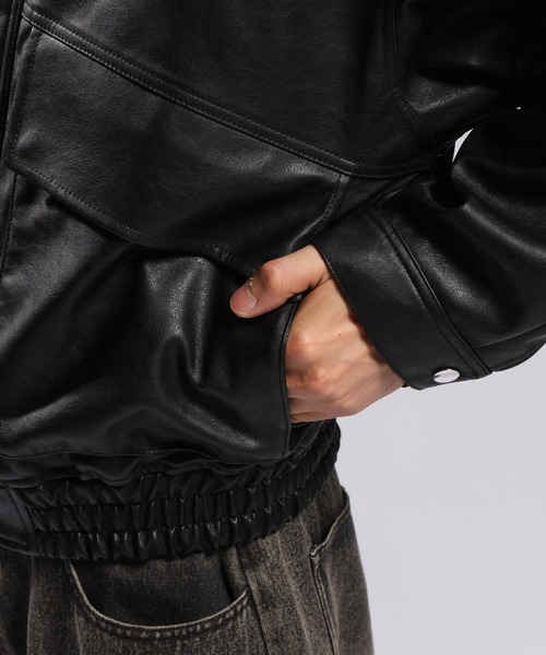 RAGEBLUE（レイジブルー）の「SYNTHETIC LEATHER  STAND NECK BOMBER JACKET/シンセティックレザースタンドネックボンバーブルゾン（ブルゾン・メンズ・ブラック・MEDIUM/LARGE）」の21枚目の写真