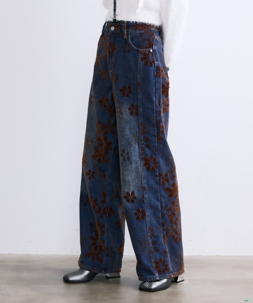 MONOe(モノエ)の「ヴィンテージフラワーフロッキーストレートデニム(デニムパンツ・レディース・ブルー・SMALL)」の13枚目の写真