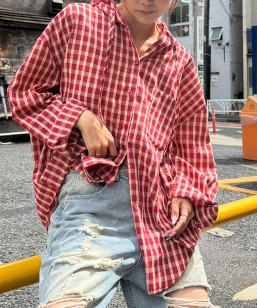 AVYL(アヴィル)の「オーバーサイズ フーディーギンガムチェックシャツ(シャツ/ブラウス・レディース・ブラック/レッド・M)」の2枚目の写真