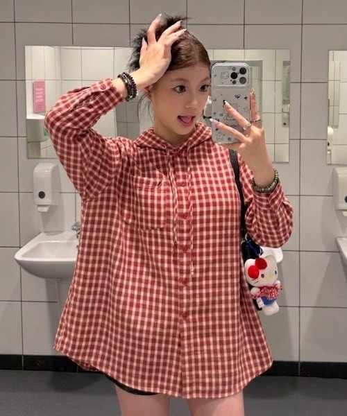 AVYL(アヴィル)の「オーバーサイズ フーディーギンガムチェックシャツ(シャツ/ブラウス・レディース・ブラック/レッド・M)」の3枚目の写真