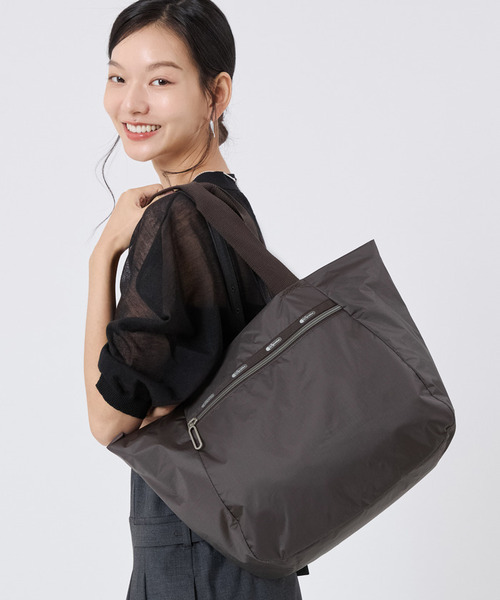 LeSportsac(レスポートサック)の「ESSENTIAL E/W ZIPTOP TOTE ダークチョコレートC(トートバッグ・レディース・ブラウン・FREE)」の1枚目の写真