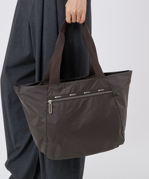 LeSportsac(レスポートサック)の「ESSENTIAL E/W ZIPTOP TOTE ダークチョコレートC(トートバッグ・レディース・ブラウン・FREE)」の2枚目の写真