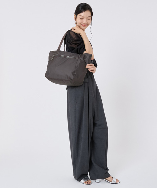LeSportsac(レスポートサック)の「ESSENTIAL E/W ZIPTOP TOTE ダークチョコレートC(トートバッグ・レディース・ブラウン・FREE)」の3枚目の写真