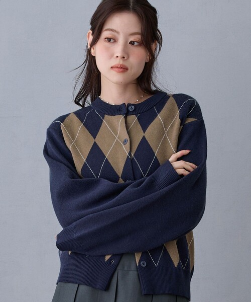 NICOLE CLUB(ニコル クラブ)の「アーガイルパターンカーディガン(カーディガン/ボレロ・レディース・ネイビー/チャコールグレー/サックスブルー・FREE)」の3枚目の写真