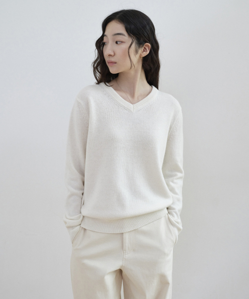 STEP AROUND（ステップアラウンド）の「カシミヤ スーパーファインウール Vネックニット アイボリー（ニット/セーター・レディース・その他・FREE）」の3枚目の写真