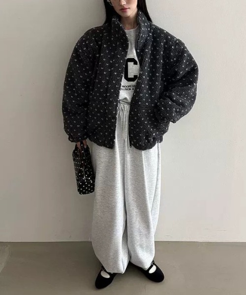 ＆soiree（アンドソワレ）の「ドット柄ボアスタンドカラー裾ドロストブルゾン（ブルゾン・レディース・グレー/レッド/ブラウン/アイボリー・FREE）」の6枚目の写真