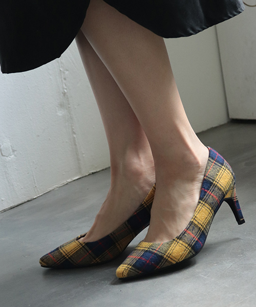 SESTO（セスト）の「ストレートシルエットの7cmヒールポインテッドトゥパンプス（パンプス・レディース・ブラック/ブルー/ゴールド/イエロー/ホワイト/グレー/チェック/ピンク/ドット/ラベンダー/ブラック系その他/ミント/ベージュ/シルバー/イエロー系その他/キャメル/モカ/グレー系その他/グリーン/レッド/ネイビー/パープル/ダークブラウン/その他1/その他2/パイソン・23.0cm/25.5cm/24.0cm/22.5cm/23.5cm/22.0cm/24.5cm）」の22枚目の写真