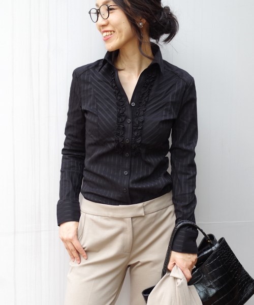 NARACAMICIE（ナラカミーチェ）の「ストライプフロントフリルシャツ（シャツ/ブラウス・レディース・ホワイト/ブラック/ブラック×ホワイト・MEDIUM/LARGE/SMALL/XXX-LARGE）」の3枚目の写真